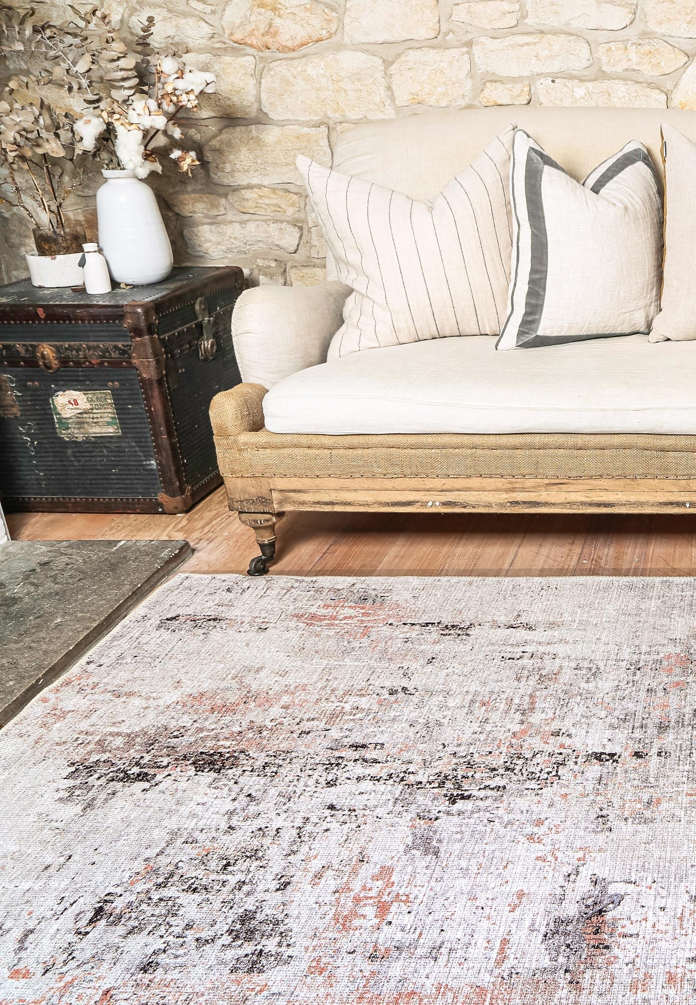 vintage-crown-charles-ivory-blush-distressed-vintage-rug 200x290-1